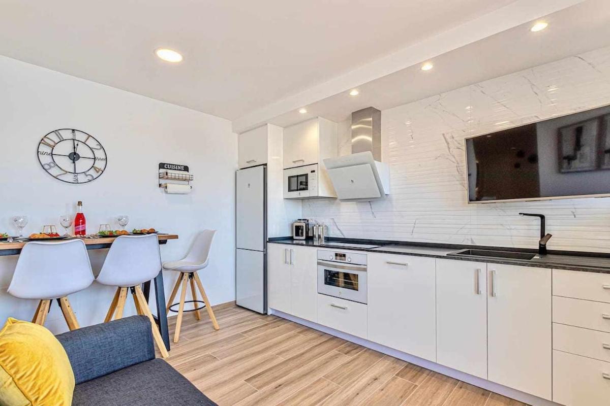 797 Holiday Rentals - Benalbeach- Moderno Piso Para 5 Con Vistas Al Mar Benalmádena Eksteriør billede