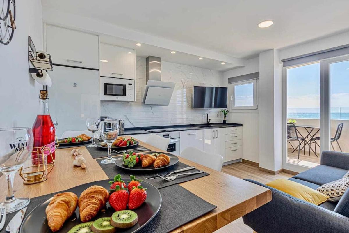 797 Holiday Rentals - Benalbeach- Moderno Piso Para 5 Con Vistas Al Mar Benalmádena Eksteriør billede